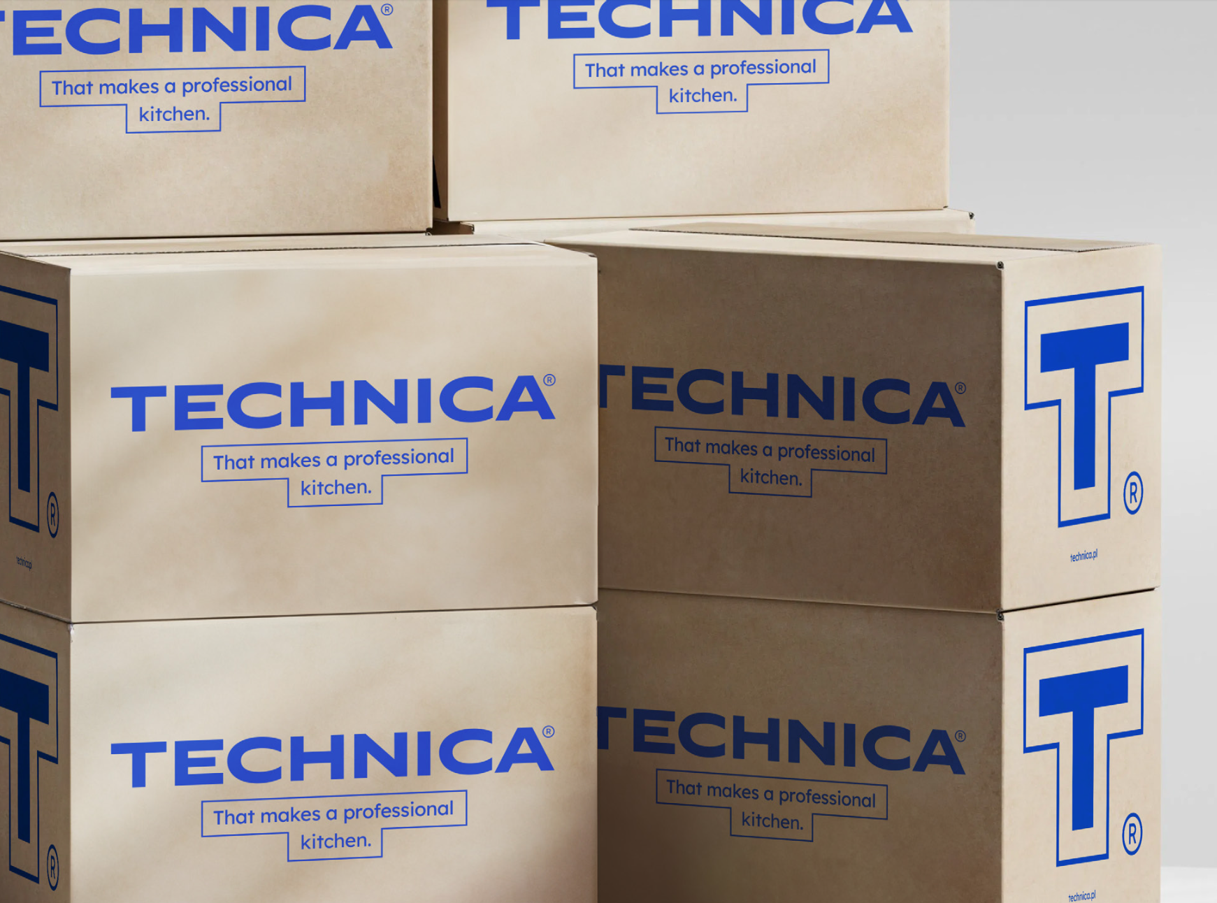 Ułożone kartony transportowe z logo Technica i hasłem „That makes a professional kitchen”.