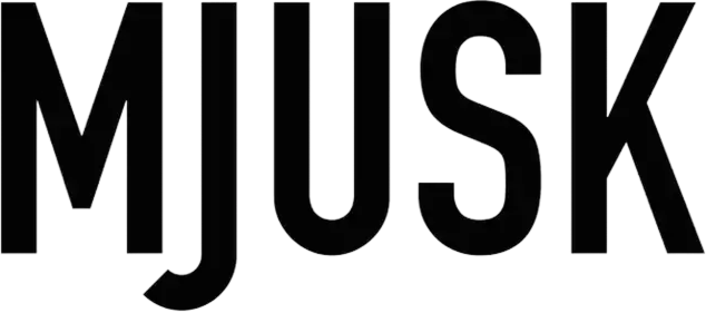 Logotyp „MJUSK” w czarnej kolorystyce na przezroczystym tle.