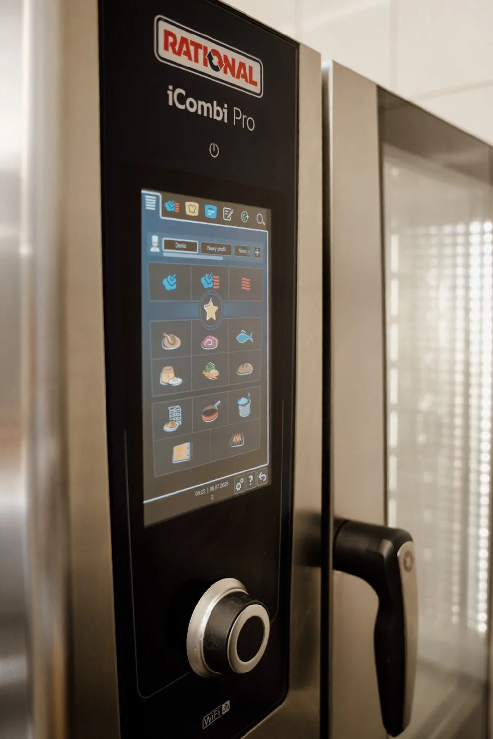 Zbliżenie na panel sterowania pieca iCombi Pro firmy RATIONAL.