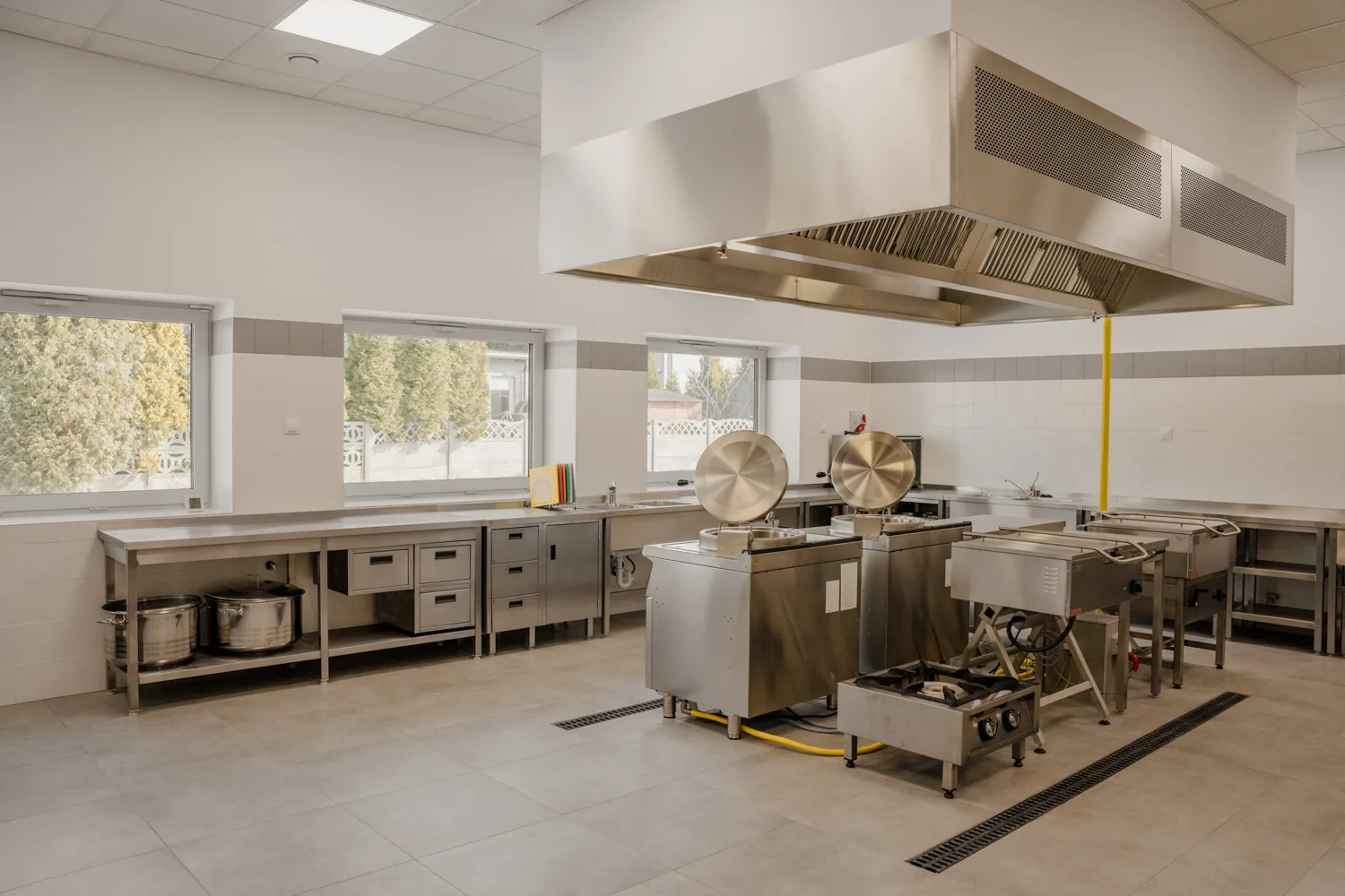 Wnętrze profesjonalnej kuchni nierdzewnej w jednostce budżetowej.