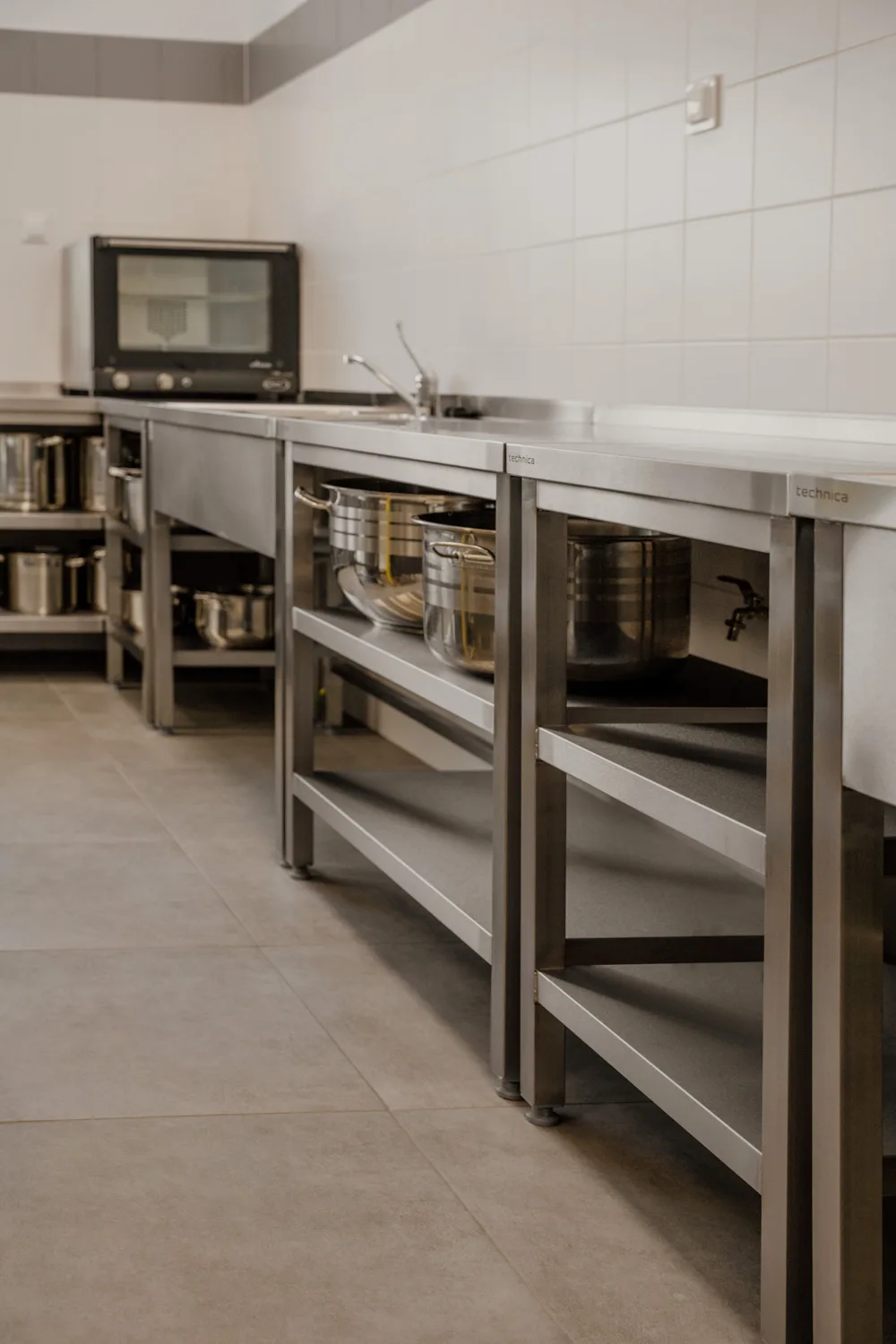 Wnętrze profesjonalnej kuchni nierdzewnej w jednostce budżetowej.