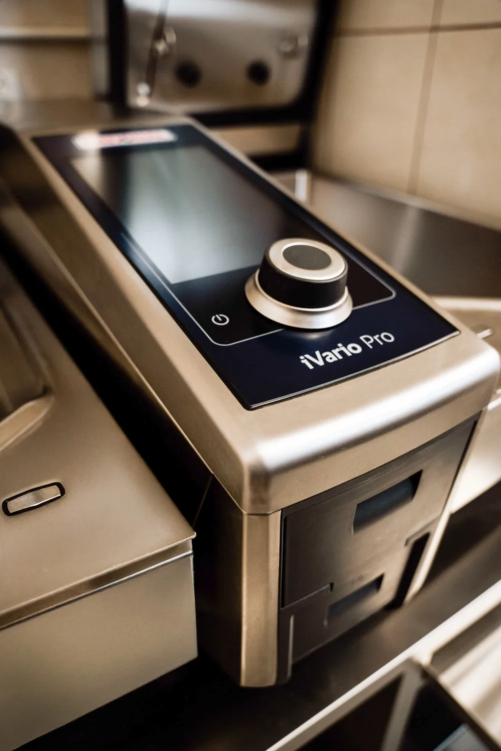 Profesjonalna patelnia elektryczna RATIONAL iVario Pro ze stali nierdzewnej, z panelem sterowania i podwójną komorą roboczą w kuchni gastronomicznej.