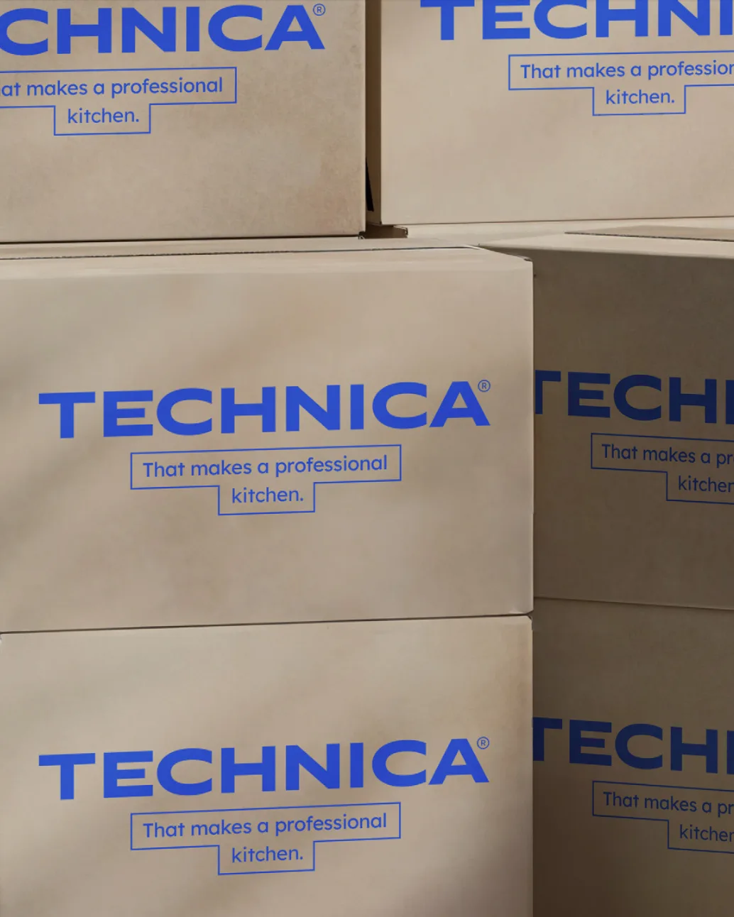 Ułożone kartony transportowe z logo Technica i hasłem „That makes a professional kitchen”.