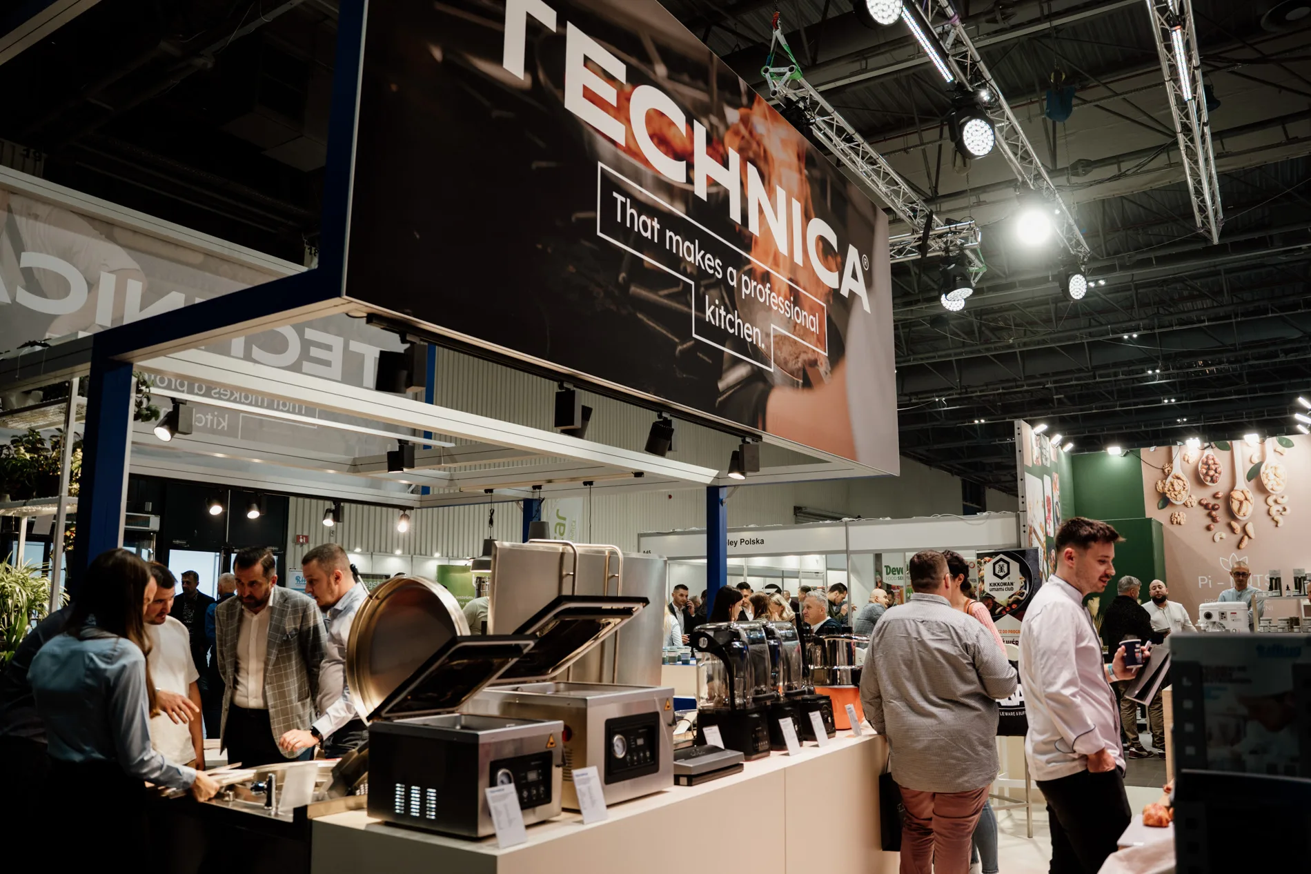 Baner marki Technica na targach HoReCa – hasło „That makes a professional kitchen” i ekspozycja profesjonalnego wyposażenia gastronomicznego.