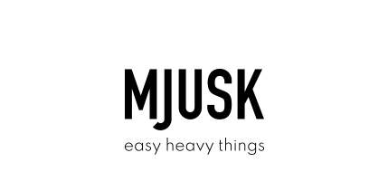 Logo marki MJUSK z hasłem „easy heavy things” na przezroczystym tle.