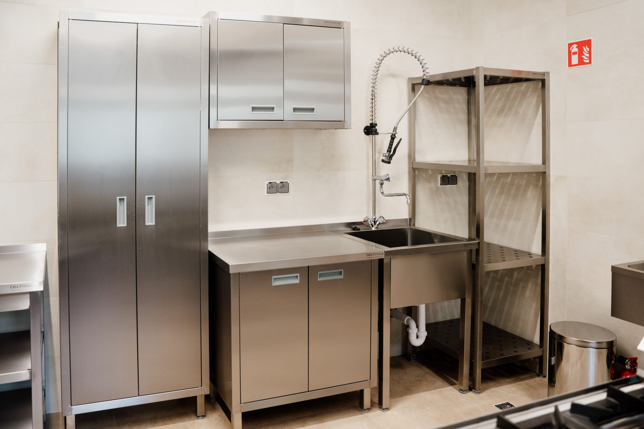 Strefa zmywania w profesjonalnej kuchni gastronomicznej – szafy, stół roboczy i zlew ze stali nierdzewnej Technica.