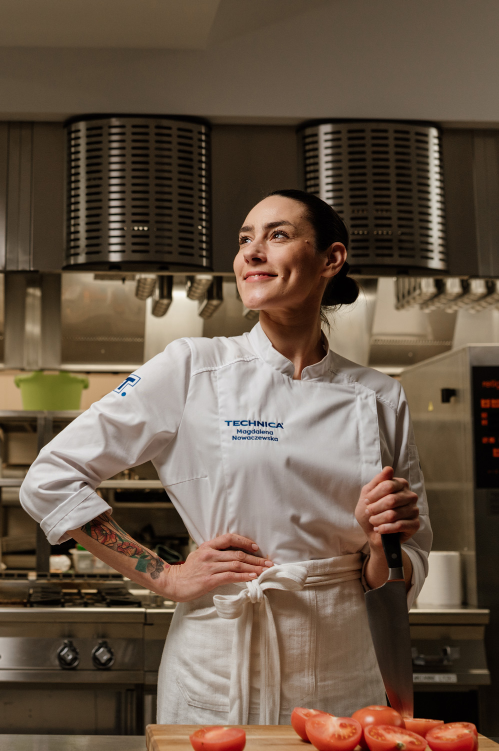 Magdalena Nowaczewska w kitlu z logiem Technica
